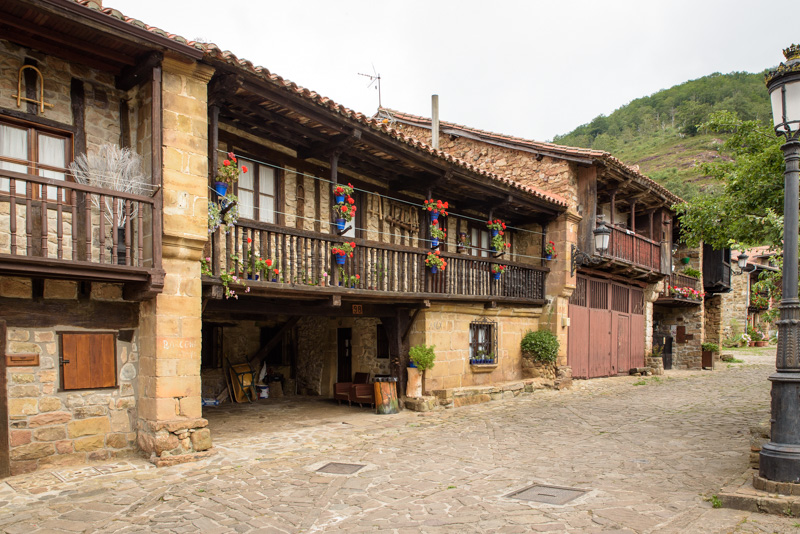 Casonas típicas cántabras en Bárcena Mayor